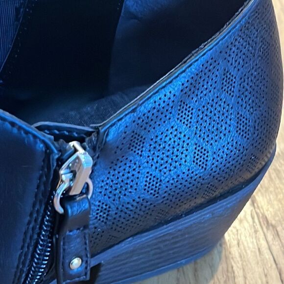 Dr. Scholl’s Black Short Booties w/ Memory Foam & Subtle Geometric Design- 7.5M - Picture 10 of 15